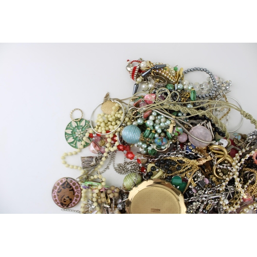 625 - Jewellery to include costume such as necklaces, pendants, a compact, rings, brooches and others (Qty... 