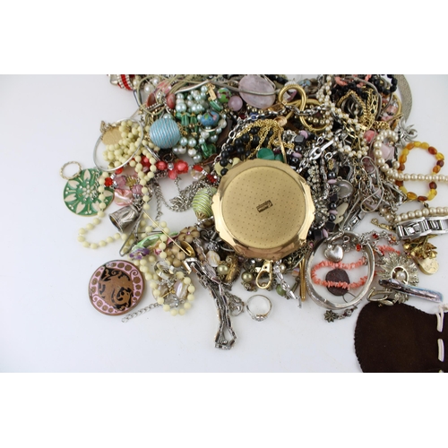 625 - Jewellery to include costume such as necklaces, pendants, a compact, rings, brooches and others (Qty... 