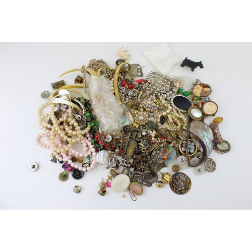 628 - Large collection of quality period costume jewellery to include pearl necklaces, brooches, earrings,... 