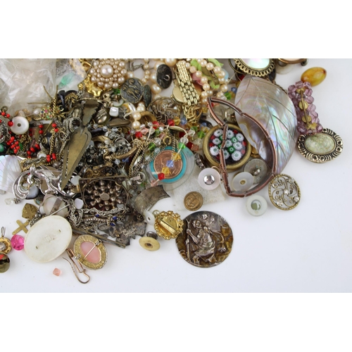 628 - Large collection of quality period costume jewellery to include pearl necklaces, brooches, earrings,... 