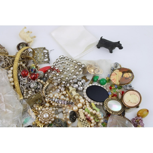 628 - Large collection of quality period costume jewellery to include pearl necklaces, brooches, earrings,... 