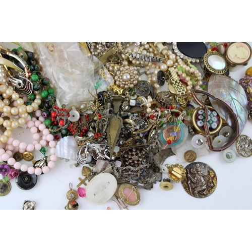 628 - Large collection of quality period costume jewellery to include pearl necklaces, brooches, earrings,... 