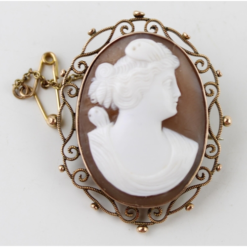 629 - A cameo brooch set in 9ct yellow gold filigree mount with safety chain. Gross weight 7.4g.