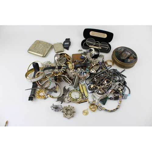 633 - A mixed collection of costume jewellery, watches, penknives cigarette cases and similar items. (Qty)