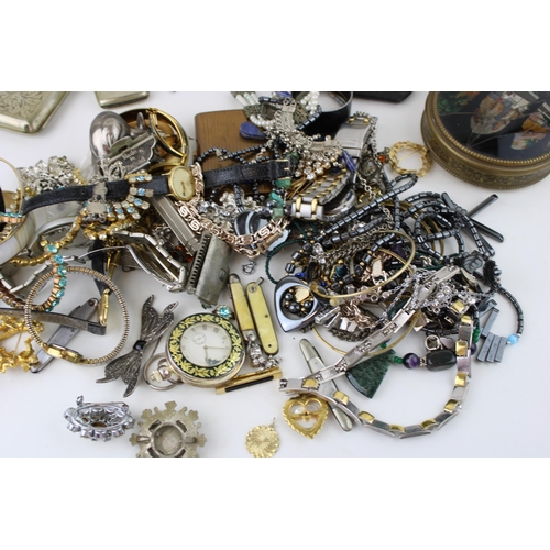 633 - A mixed collection of costume jewellery, watches, penknives cigarette cases and similar items. (Qty)