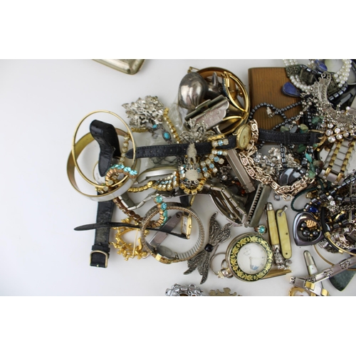 633 - A mixed collection of costume jewellery, watches, penknives cigarette cases and similar items. (Qty)