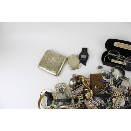 633 - A mixed collection of costume jewellery, watches, penknives cigarette cases and similar items. (Qty)