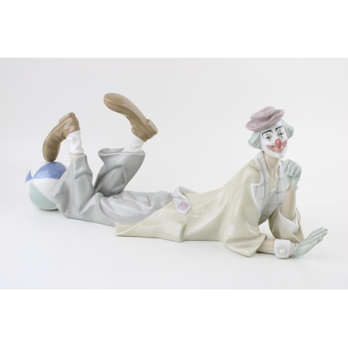 89 - Large Lladro clown figurine model no 4618, 15.5cm tall and 37cm long.