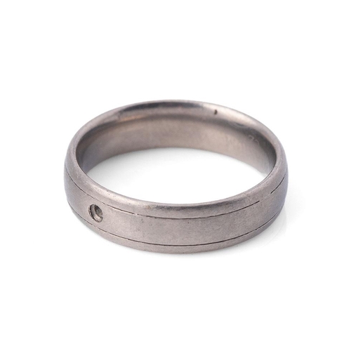 391 - Titanian wedding band, size T/U, 2.9g.