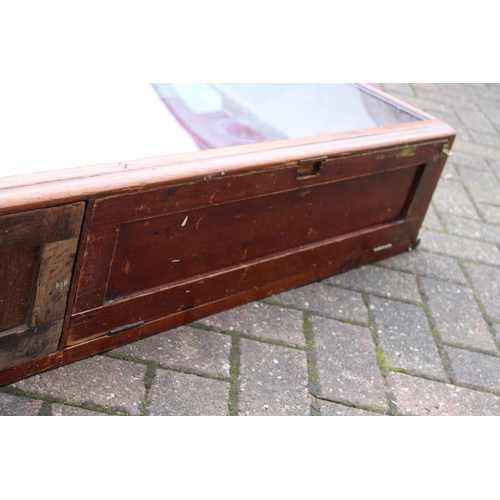 119 - Antique large counter top wooden display cabinet, glazed, fabric lined boards, mirrored doors to rea... 