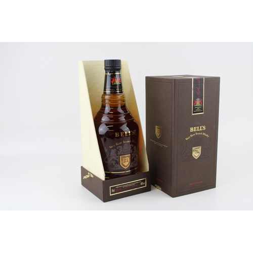 178 - A good bottle of Bell's Very Rare Scotch Whisky Royal Reserve 21 years old in original presentation ... 