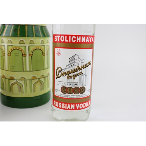 186 - A bottle of Russian 'Stolichnaya' Vodka in wooden presentation box together with a set of vintage Ru... 