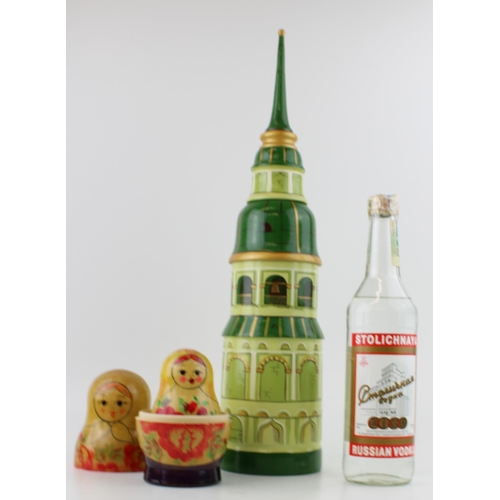 186 - A bottle of Russian 'Stolichnaya' Vodka in wooden presentation box together with a set of vintage Ru... 