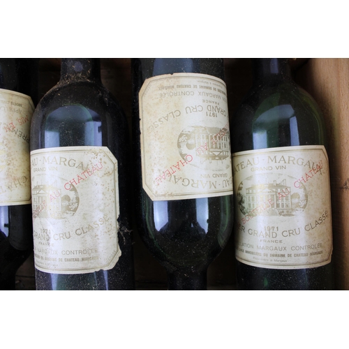 190 - A collection of vintage French wines in a wooden case to include five bottles of Chateau Margaux 197... 