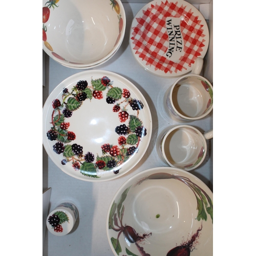 236 - Emma Bridgewater Vegetable Garden items comprimising 2 medium old bowls, a large old bowl, small cak... 