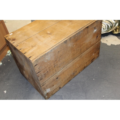 53 - An early c20th Austin, Young & Co Fine Biscuit Boston wooden advertising packing crate