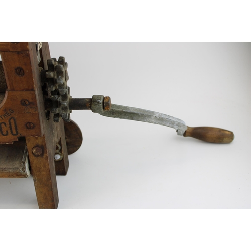 55 - An early c20th Universal portable clothes wringer or mangle The American Wringer CocNew York, 65cm w... 