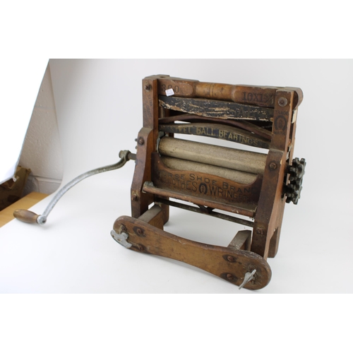 55 - An early c20th Universal portable clothes wringer or mangle The American Wringer CocNew York, 65cm w... 