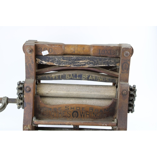 55 - An early c20th Universal portable clothes wringer or mangle The American Wringer CocNew York, 65cm w... 