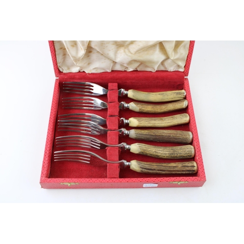 291 - A set of twelve Edwardian, silver apostle teaspoons and sugar nips, Barker Brothers (Herbert Edward ... 