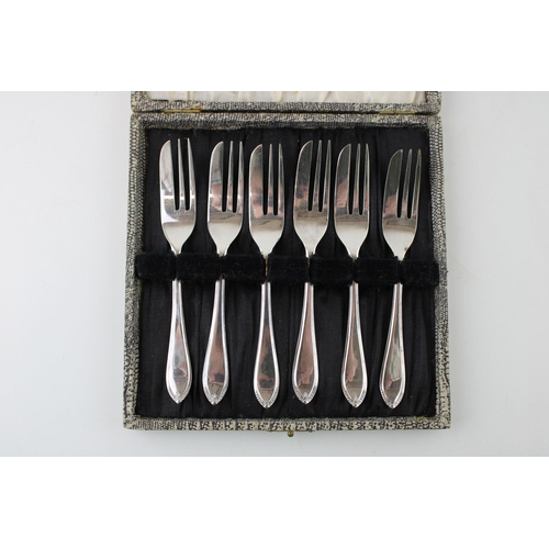 291 - A set of twelve Edwardian, silver apostle teaspoons and sugar nips, Barker Brothers (Herbert Edward ... 