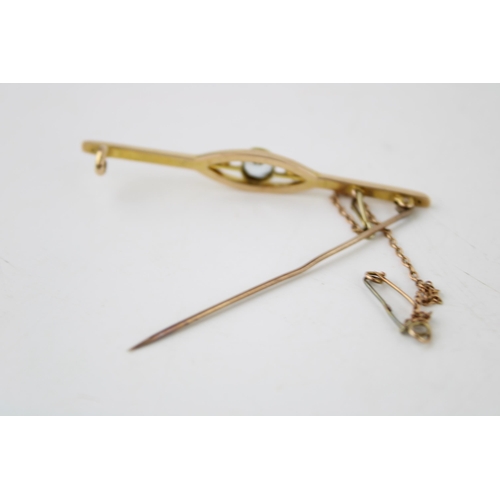 320 - A Victorian aquamarine and seed pearl 15ct gold stock pin or bar brooch, 2.7g total weight.