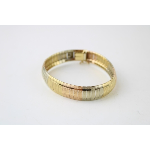 355 - An 18ct tri-colour gold bracelet of textured and engraved reticulated link form, pinch clasp with sa... 