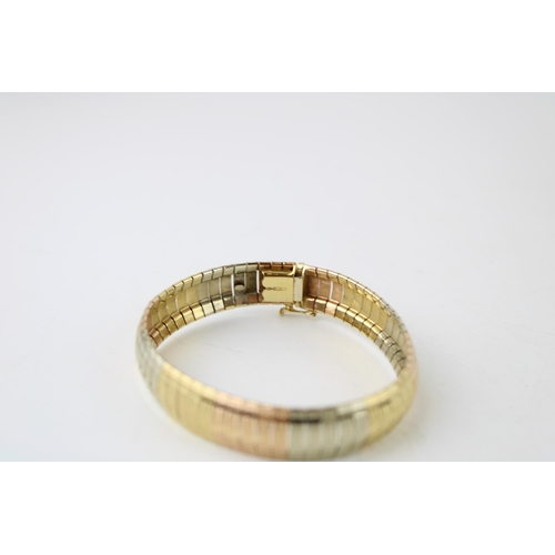 355 - An 18ct tri-colour gold bracelet of textured and engraved reticulated link form, pinch clasp with sa... 