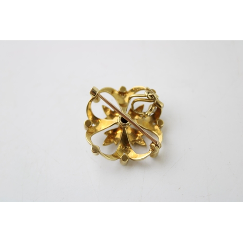 359 - A 15ct gold and seed pearl brooch of quatrafoil form, 5.9g, 26.5mm diameter.