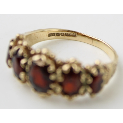 388 - 9ct gold garnet five stone ring, size O, 3.7g.