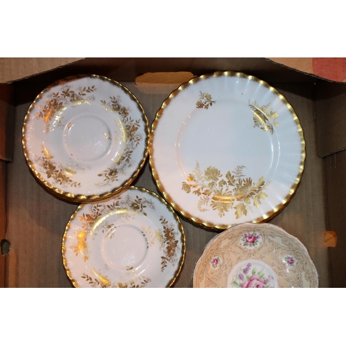 300 - A mixed collection of Royal Albert ceramics to include 'Antoinette' and 'Old Country Roses' patterns... 