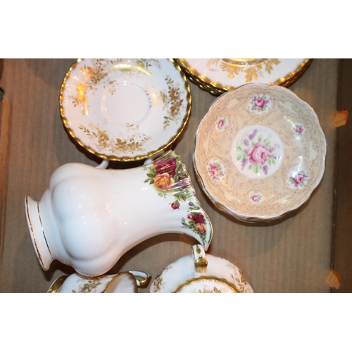 300 - A mixed collection of Royal Albert ceramics to include 'Antoinette' and 'Old Country Roses' patterns... 