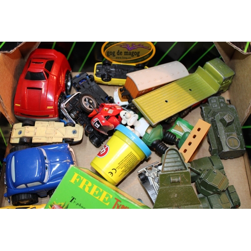 333 - A collection of vintage die cast toys to include Matchbox, Dinky, Hotwheels and similar. (Qty)