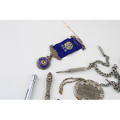 363 - A mixd collection of silver and silver plated items to include silver Masonic medal, propelling penc... 