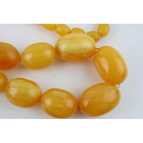 364 - A collection of amber or similar beads to include butter scotch coloured amber and baltic type amber... 