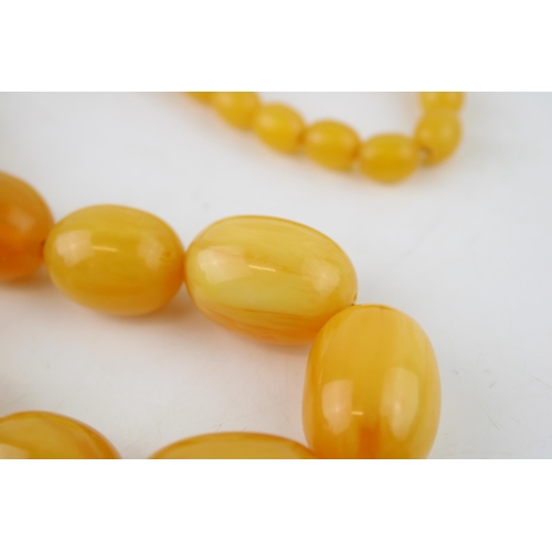 364 - A collection of amber or similar beads to include butter scotch coloured amber and baltic type amber... 