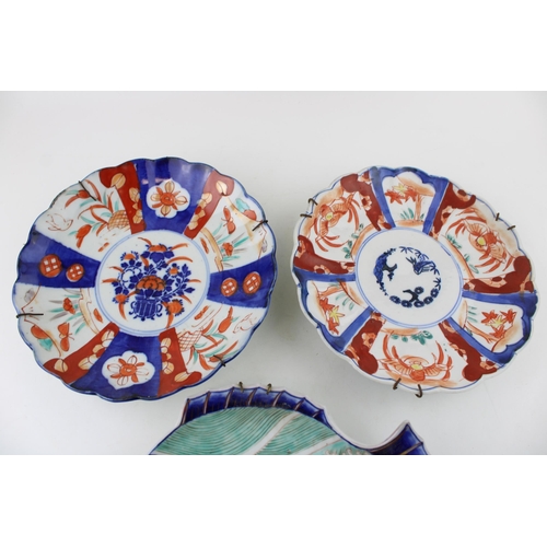 100 - A collection of 19th century Imari pattern wall chargers / plates. (3)