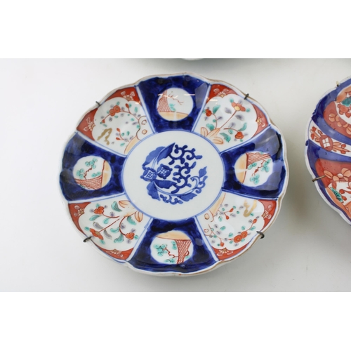 101 - A collection of 19th century Imari pattern wall chargers / plates. (4)