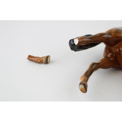 242 - Beswick Huntsman 1501 (1 leg af but present).