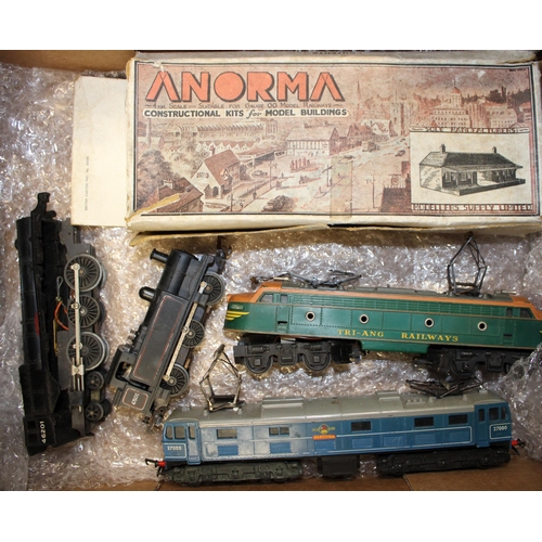 334 - A collection of vintage model railway items to include four locos and a model building kit. a/f. (5)