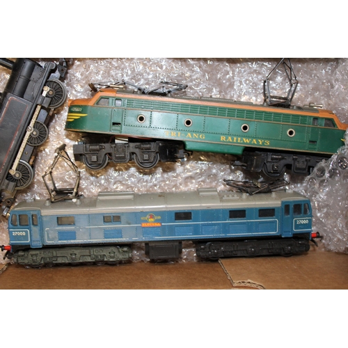 334 - A collection of vintage model railway items to include four locos and a model building kit. a/f. (5)