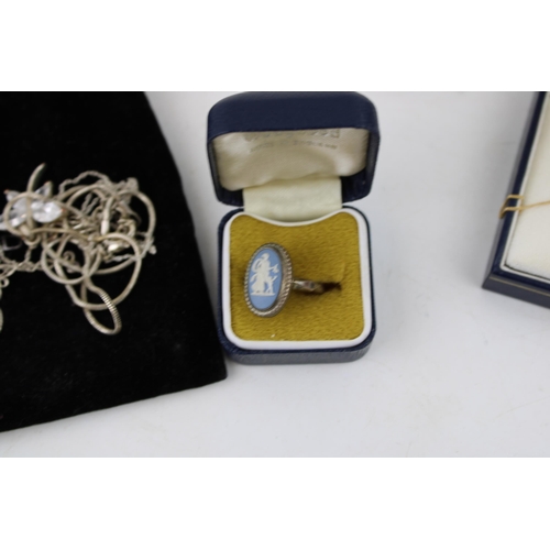 372 - A collection of gold, silver and white metal jewellery items to include  a 9ct gold fine chain and a... 