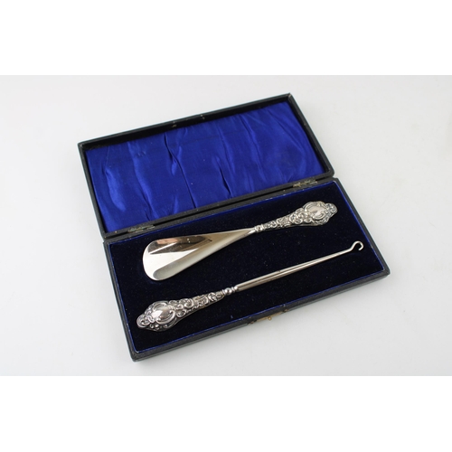 400 - Silver handled button hook and shoe horn, Birmingham 1906, in presentation case.