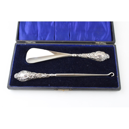 400 - Silver handled button hook and shoe horn, Birmingham 1906, in presentation case.