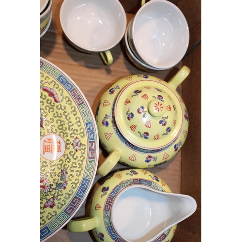 257 - A collection of tea and dinner ware in the 'Chinese Dragon Yellow' pattern to include tea pot, cream... 