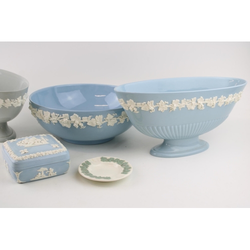 263 - A collection of Wedgwood Queensware items to include bowls and footed bowls in Wedgwood Blue and Gre... 