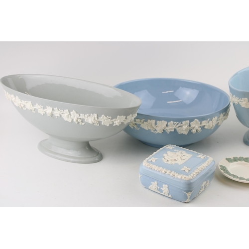 263 - A collection of Wedgwood Queensware items to include bowls and footed bowls in Wedgwood Blue and Gre... 