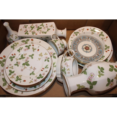 269 - A collection of Wedgwood 'Wild Strawberry' pattern tea and dinner ware to include eight 27cm dinner ... 