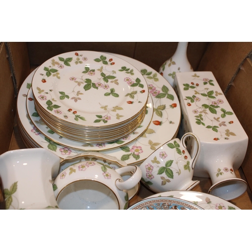 269 - A collection of Wedgwood 'Wild Strawberry' pattern tea and dinner ware to include eight 27cm dinner ... 