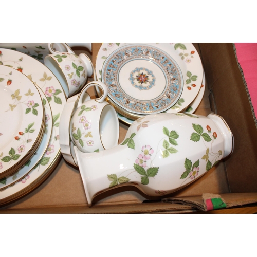 269 - A collection of Wedgwood 'Wild Strawberry' pattern tea and dinner ware to include eight 27cm dinner ... 